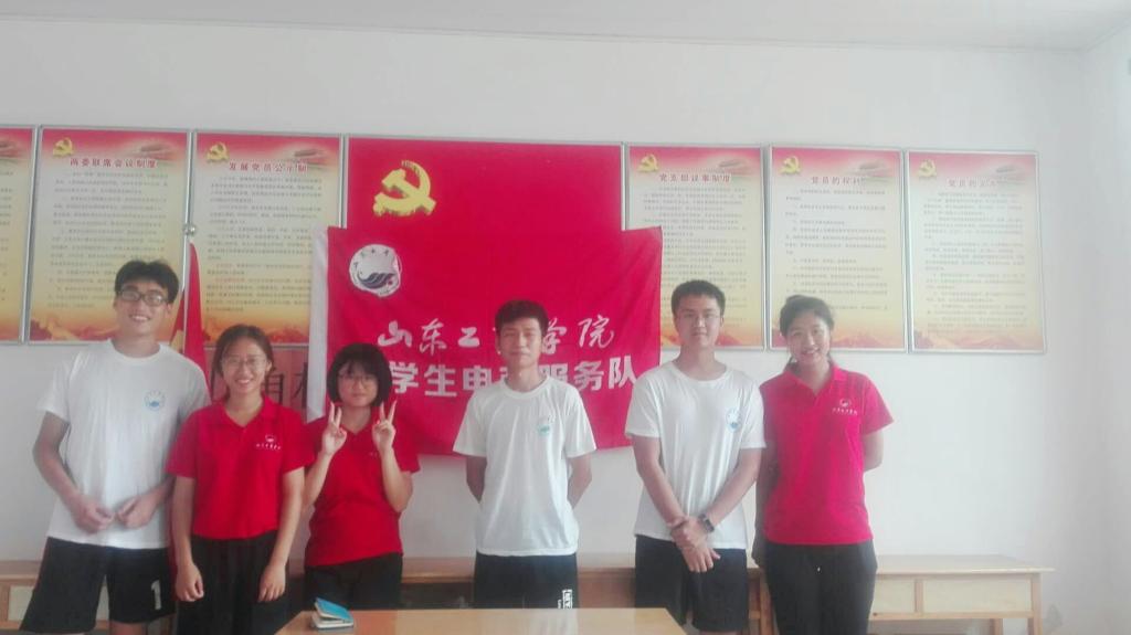 电商普及结束后,村民主动给成员们拍的照片