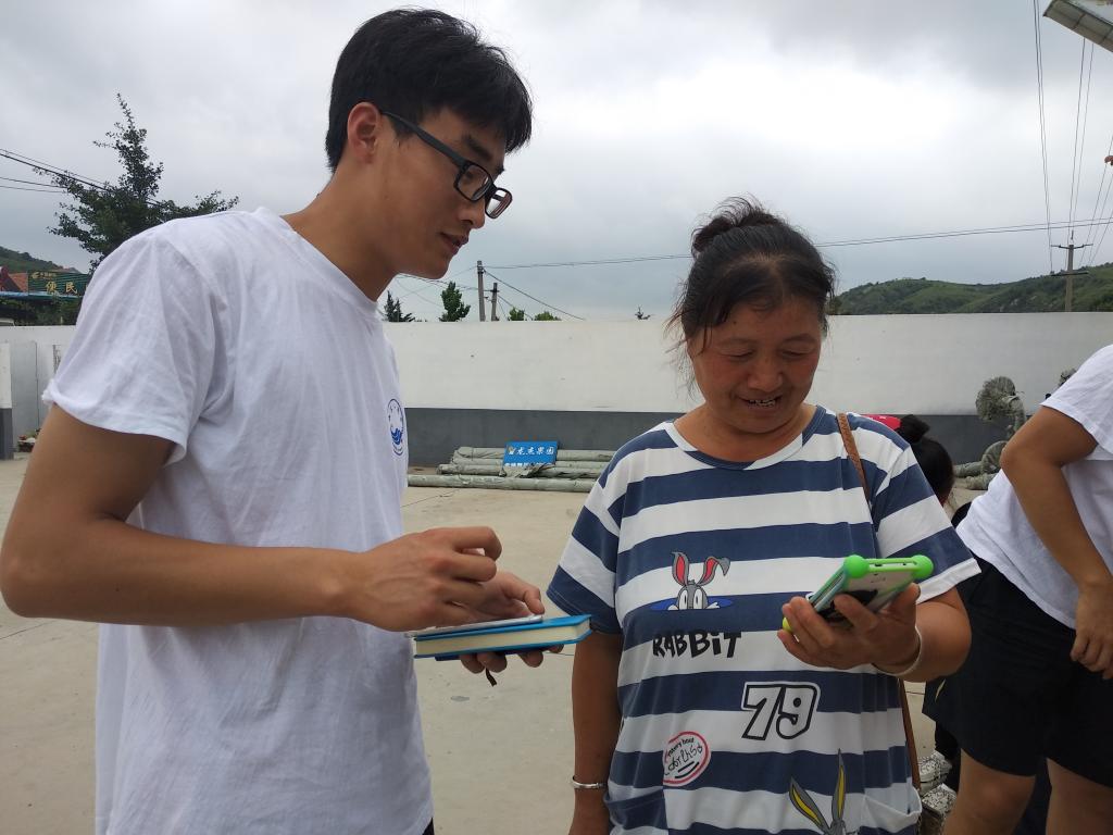 成员为山角村村民讲解